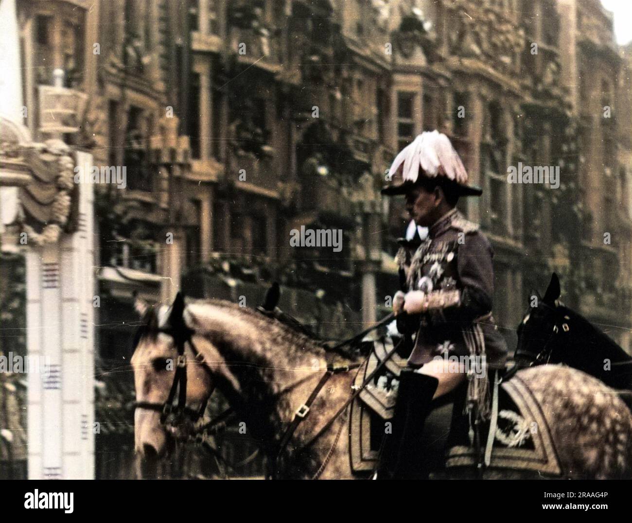 Ein General auf dem Pferderücken in voller Uniform in der Prozession bei der Krönung von König George VI Datum: 12. Mai 1937 Stockfoto