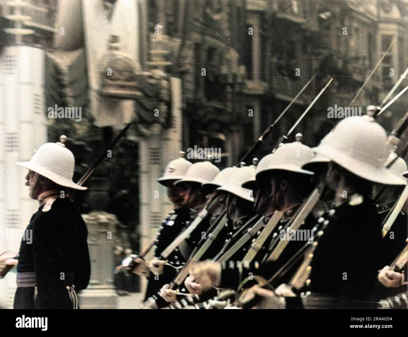 Soldaten in zeremonieller Uniform marschieren in der Prozession zur Krönung von König George VI., angeführt von ihrem kommandierenden Offizier Datum: 12. Mai 1937 Stockfoto