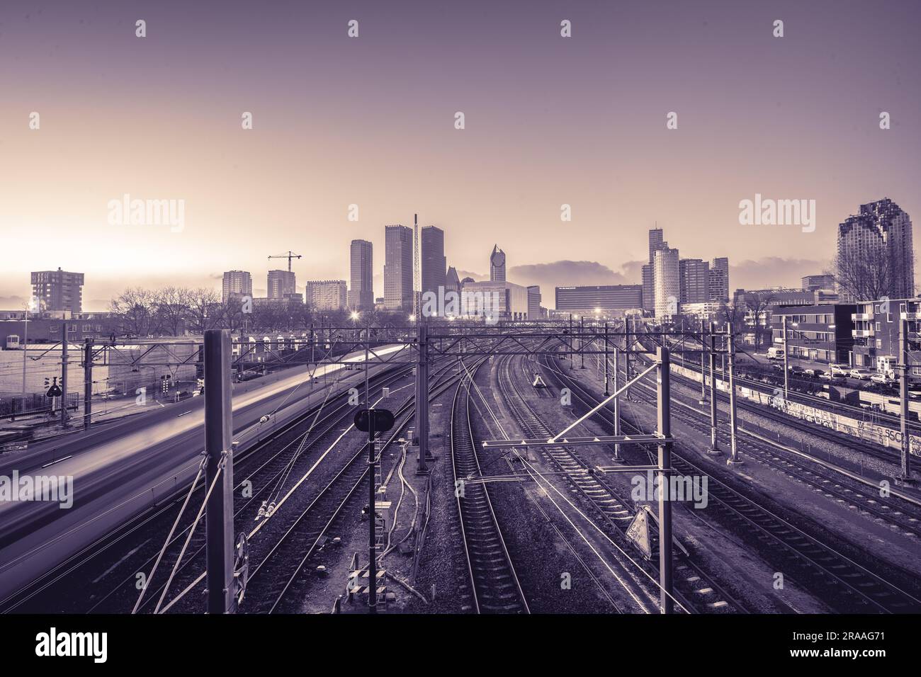 Hauptbahnhof mit der Skyline von Den Haag, Niederlande. Januari 21 2023. Stockfoto