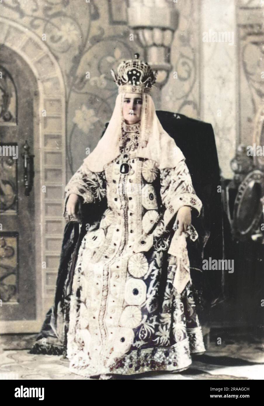 Die letzte Kaiserin Russlands: Alexandra Feodorowna Romanova, hier in einem extraviganten traditionellen russischen Kostüm vor einem kaiserlichen Ball. Datum: 13. Februar 1903 Stockfoto