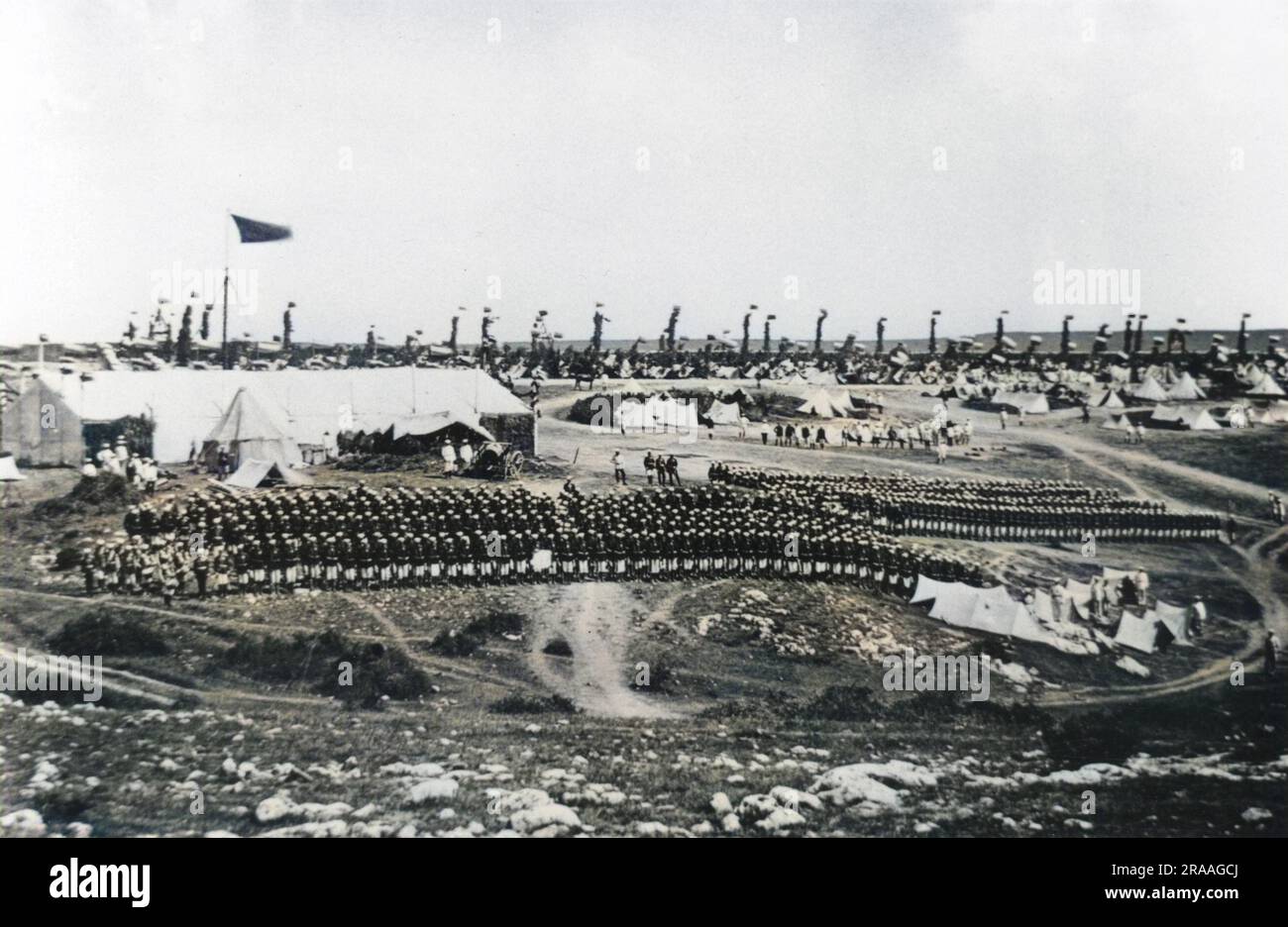 Hunderte russischer Truppen standen während des Russisch-türkischen Krieges (24. April 1877 û 3. März 1878) vor ihrem Campingplatz in der Nähe von Konstantinopel (jetzt Istanbul, Türkei). Datum: Ca. 1877 Stockfoto