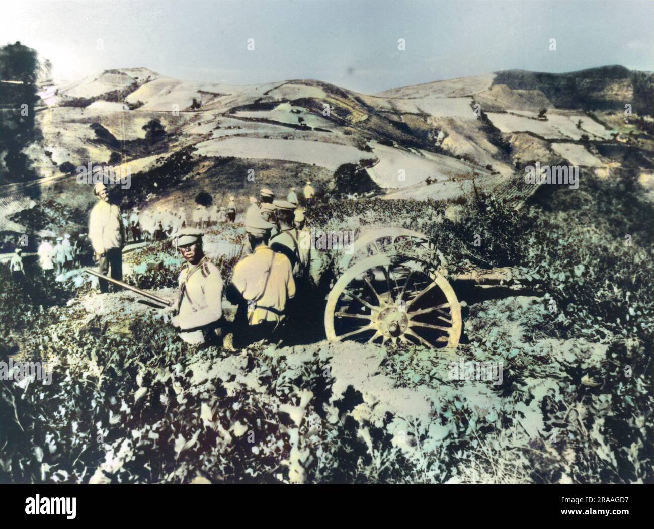 Russische Waffen und Besatzung auf einem Hügel während des Russisch-Japanischen Krieges (8. Februar 1904 û 5. September 1905). Datum: 1904 Stockfoto
