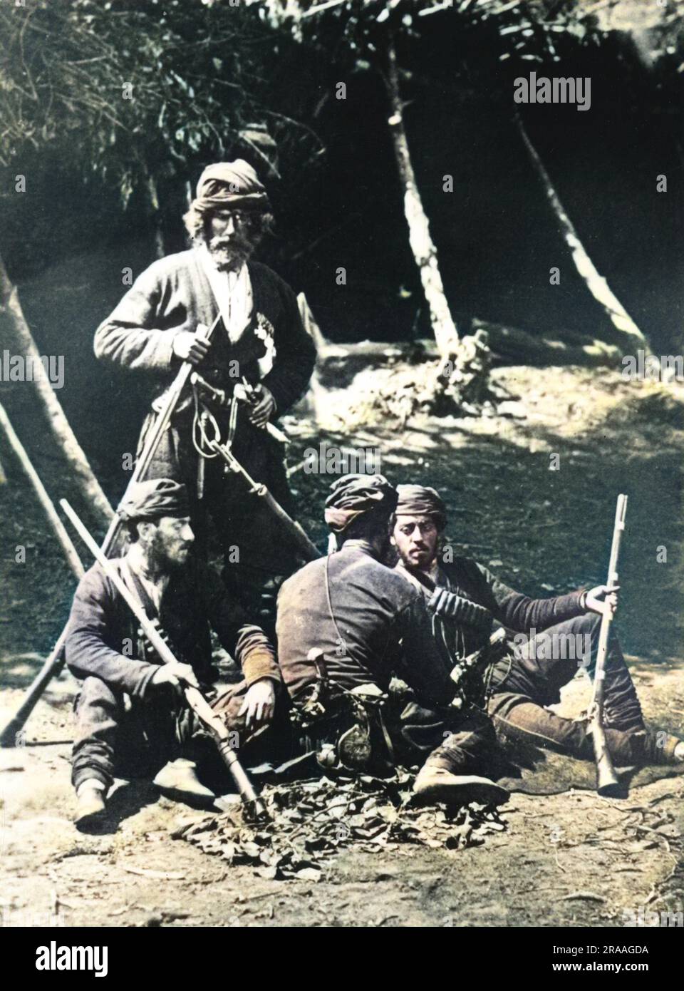 Vier russische, schwer bewaffnete und bärtige Reiseleiter, die sich während des Russisch-türkischen Krieges in einem Lager entspannen (24. April 1877 û 3. März 1878). Datum: Ca. 1877 Stockfoto