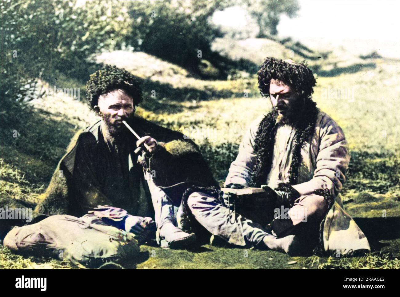 Zwei Mitglieder der kurdischen Miliz, die sich während des russisch-türkischen Krieges entspannten (24. April 1877 û 3. März 1878). Datum: Ca. 1877 Stockfoto