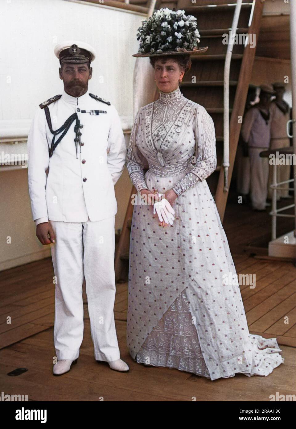 Porträtfoto von König George V. in Marineuniform und seiner Frau, Königin Mary von Teck. Datum: C. 1910er Stockfoto