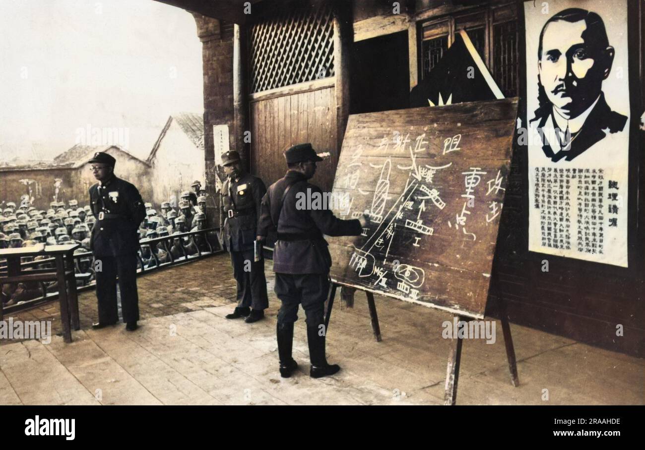 Während des Zweiten Chinesisch-Japanischen Krieges hält ein chinesischer Offizier mit Hilfe eines Diagramms an einer Tafel Vorträge an Militärstudenten. Im Hintergrund befindet sich ein Porträt von Sun Yat -Sen, dem Gründervater der Republik China. Datum: 1937-1945 Stockfoto