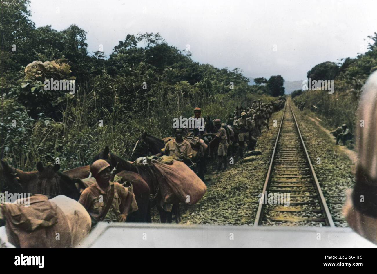 Eine chinesische Armee-Division auf der Eisenbahnlinie zwischen Myitkyina und Mogaung in Birma Datum: September 44 Stockfoto