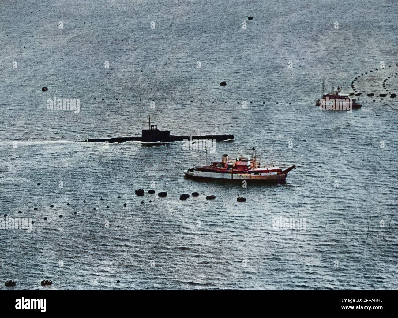 Ein britisches U-Boot verlässt den Hafen von Hongkong, um auf Patrouille zu gehen. Der Defensivboom über den Hafen wurde getrennt, um das U-Boot verlassen zu können. Datum: 1940 - 1941 Stockfoto