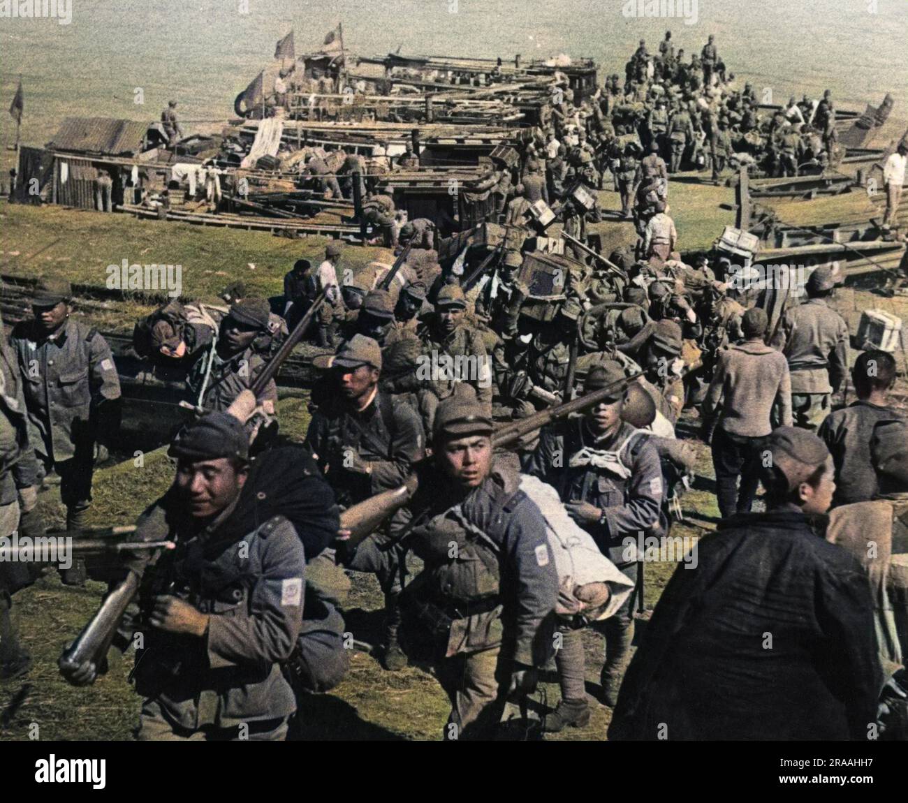 Die japanischen Truppen landen nach einer Überquerung des Jangtse während ihres Vormarsches auf die Stadt Hankow (Hankou) im Jahr 1938. Mit dem Fall von Nanking wurde Hankow zur militärischen und politischen Hauptstadt Chinas. Die japanischen Streitkräfte begannen im Juni 1938 ihre Kampagne, um die Stadt zu erreichen und zu erobern, und Ende Oktober war sie in japanischen Händen. Datum: 1938 Stockfoto