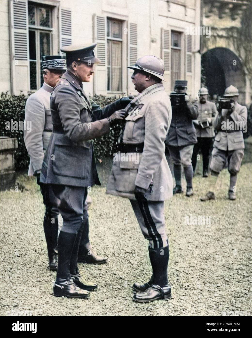 Arthur, Prinz von Connaught überreicht einem französischen General an der Westfront im Ersten Weltkrieg eine militärische Auszeichnung. Zwei Männer im Hintergrund stehen mit ihren Kameras bereit. Datum: Ca. 1916 Stockfoto
