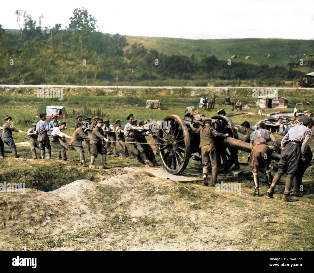 Britische Schützen, die während des Ersten Weltkriegs eine große Waffe an der Westfront in Position brachten. Datum: Ca. 1916 Stockfoto