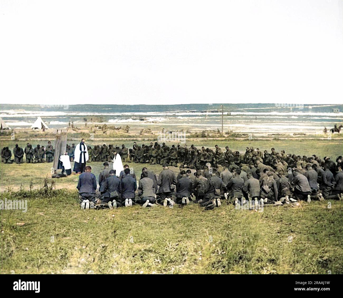 Britische Truppen auf der Kirchenparade auf dem Schlachtfeld, bevor sie in Richtung der Schützengräben an der Westfront im Ersten Weltkrieg aufbrechen. Datum: Ca. 1916 Stockfoto