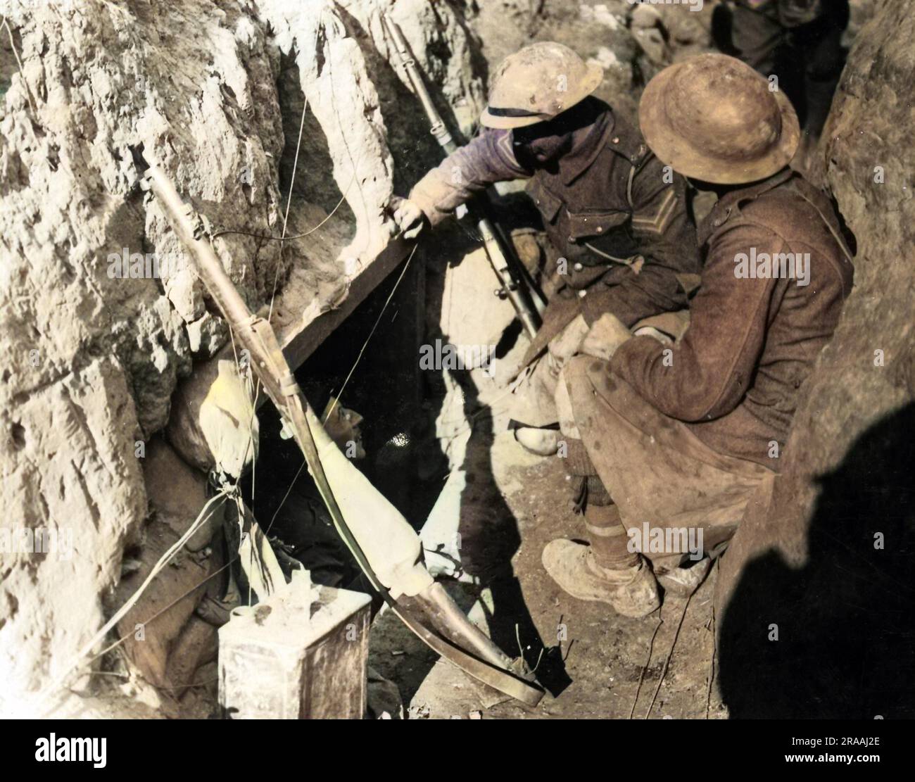 Zwei britische Soldaten in einem Graben oder Dugout an der Westfront in Frankreich während des Ersten Weltkriegs, die eine Nachricht an einen Offizier senden. Datum: Ca. 1916 Stockfoto