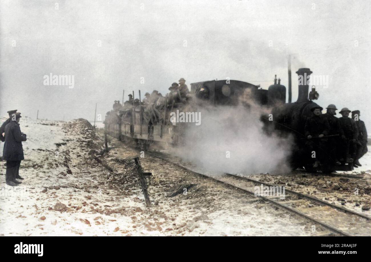 Britische Soldaten auf einer leichten Eisenbahn, auf dem Weg zur Front an der Westfront während des Ersten Weltkriegs. Datum: Ca. 1916 Stockfoto