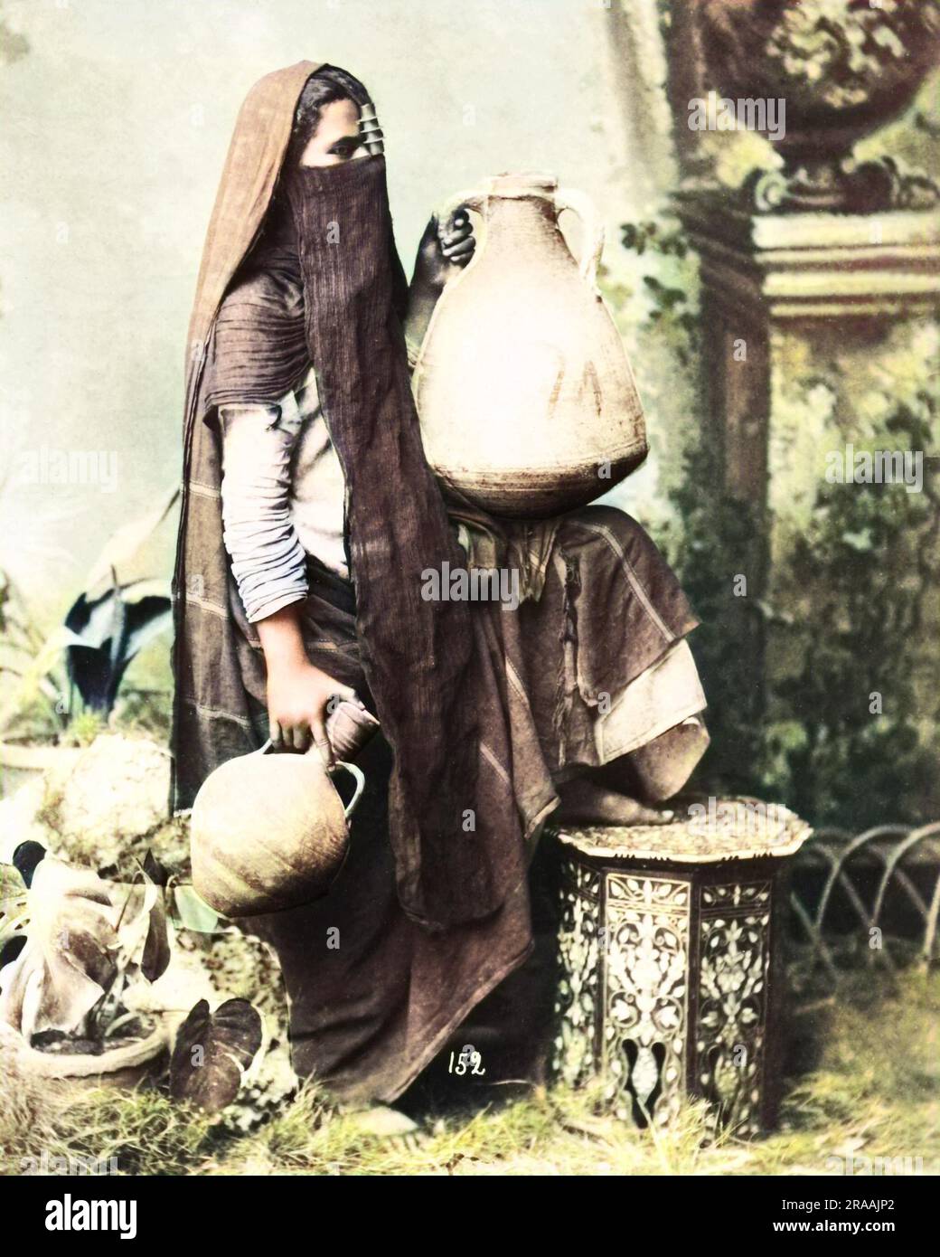 Verschleierte Frau mit Töpfen, Ägypten. Datum: Ca. 1870 Stockfoto