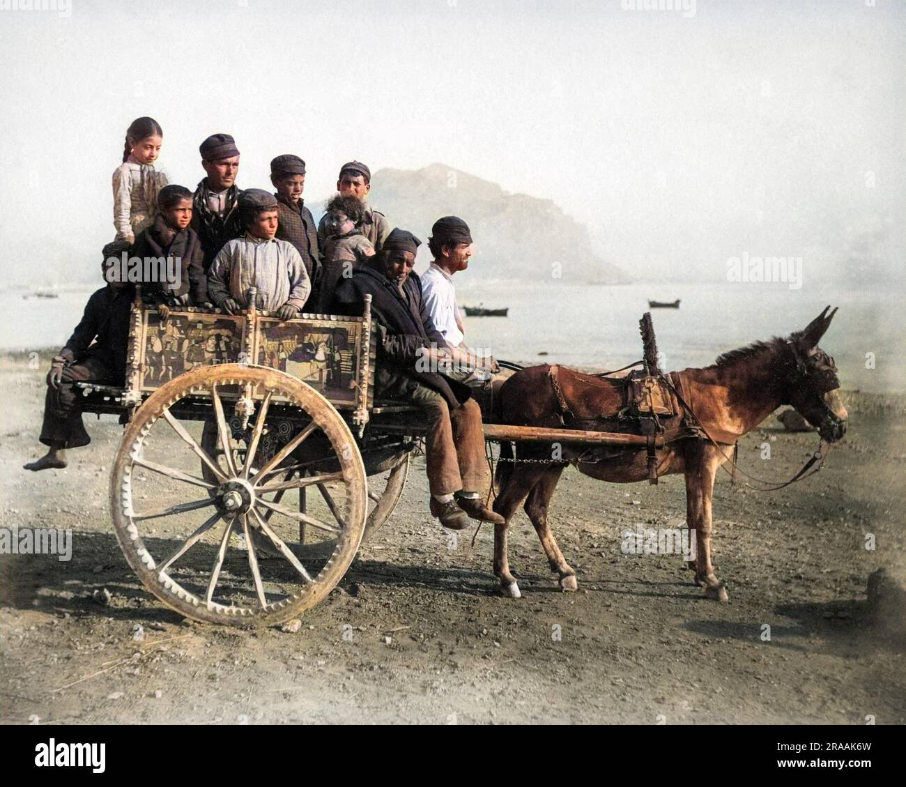 Leute auf einem dekorierten Eselskart, Sizilien, Italien. Datum: Ende des 19. Jahrhunderts Stockfoto
