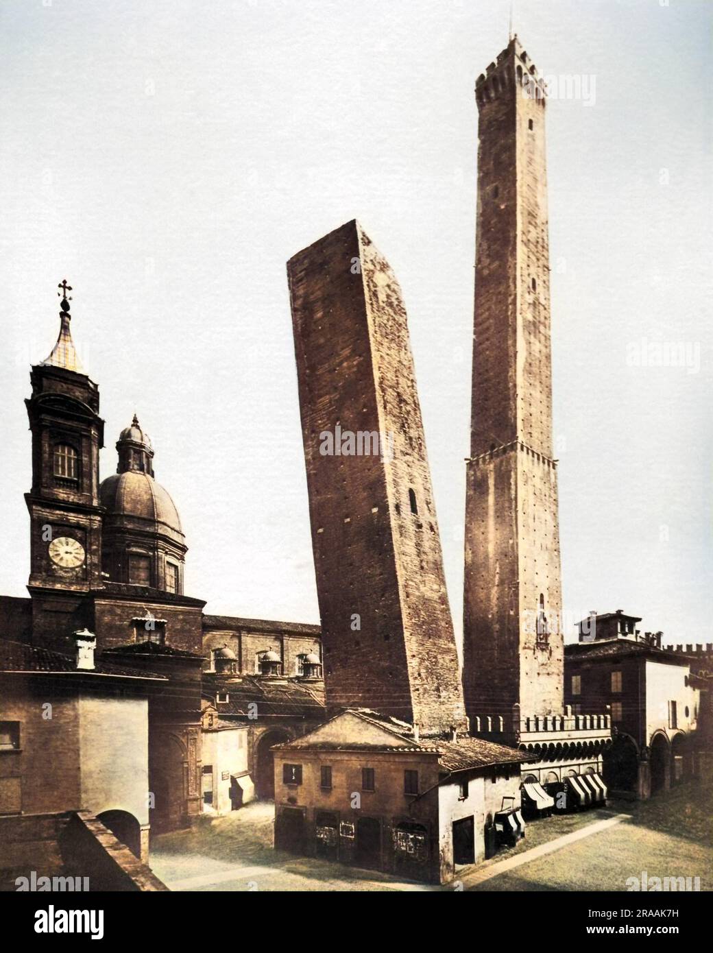 Die Zwei Türme, Bologna, Italien. Diese mittelalterlichen Türme, beide neigen sich, sind das Wahrzeichen der Stadt. Der größere ist der Asinelli-Turm, der kürzere der Garisenda-Turm. Datum: Ende des 19. Jahrhunderts Stockfoto