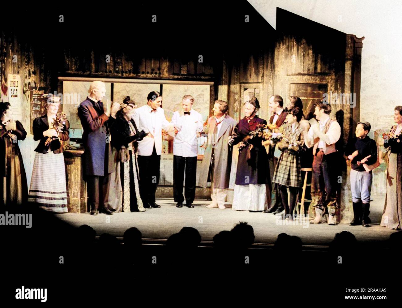 Benjamin Britten nahm einen Vorhang, nachdem Albert Herring am 20. Juni 1962 während des Aldeburgh Festivals in der Jubilee Hall aufgetreten war. Von links: Frau Herring (Sheila Rex), Frau Wordsworth (Jennifer Vyvyan), Herr Gedge (John Noble), Lady Billows (Sylvia Fisher), Meredith Davies (Dirigent), Benjamin Britten (Komponist), Albert (Kenneth Macdonald), Florenz (Monica Sinclair), Colin Graham (Produzent), Herr Upfold (Edgar Evans), CIS (Anne Pashley), Sid (Michael Maurel), Harry (Kevin Platts) und Nancy (Catherine Wilson) Datum: 1962 Stockfoto