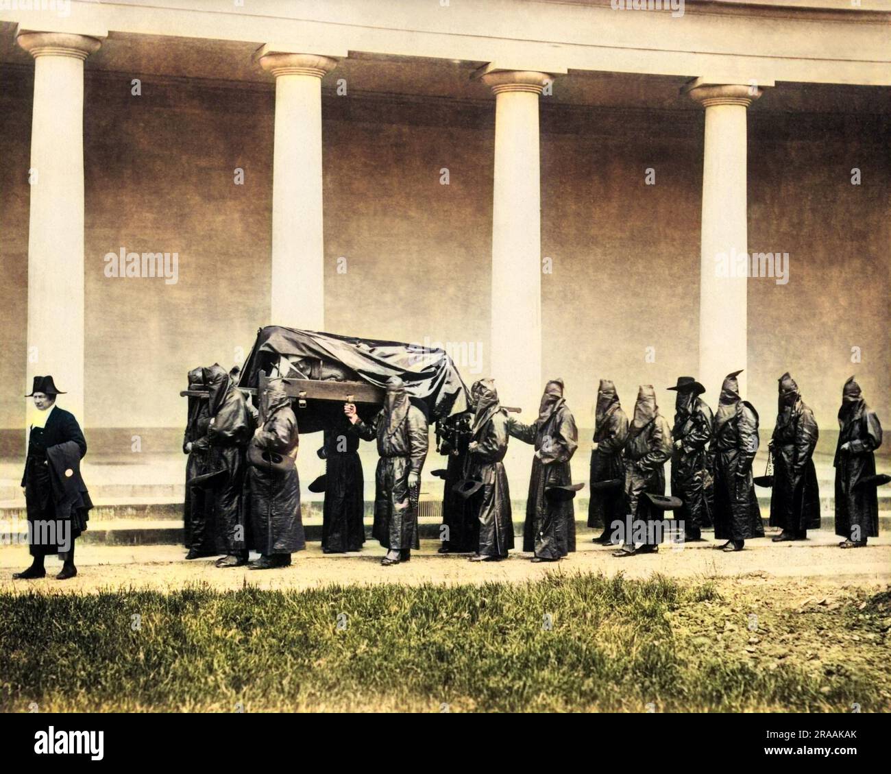 Bruderschaft der Misericordia von Florenz, Italien, eine wohltätige Einrichtung aus dem Mittelalter. Ich habe hier einen Kranken transportiert. Masken werden getragen, um die Anonymität zu wahren. Datum: Ende des 19. Jahrhunderts Stockfoto