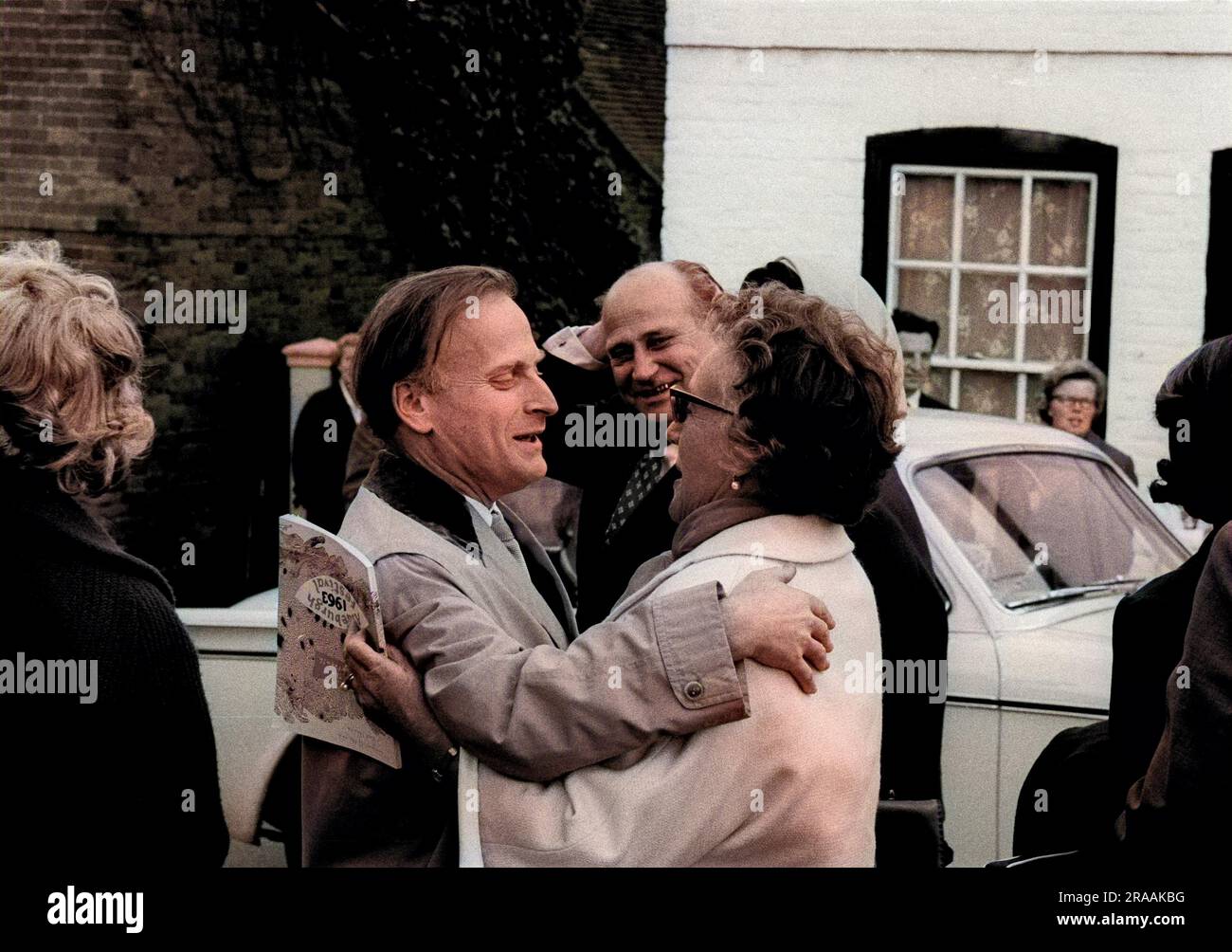 Yehudi Menuhin begrüßt Prinzessin Margaret von Hessen und Prinz Ludwig lächelnd dahinter, vor dem Choral- und Orchesterkonzert in der Orford Church, Aldeburgh Festival am 23. Juni 1963 Datum: 1963 Stockfoto