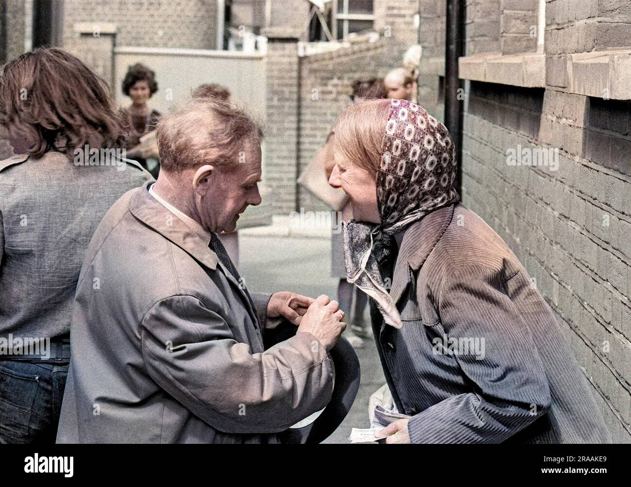 James Blades und Imogen Holst während einer Probepause auf dem Crag Path, hinter Festival Cottage, in dem das Office untergebracht wurde. Aldeburgh Festival 1961. Datum: 1961 Stockfoto