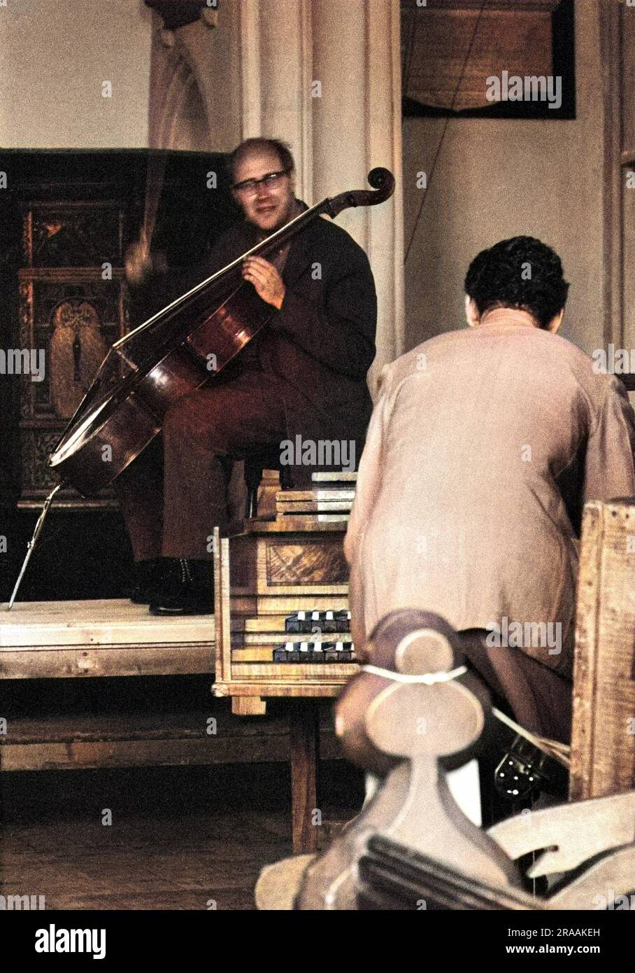 Rostropovich (Cello) und Benjamin Britten am Harpsichord. Die Gastgeber von Rostropovich stellten ihm die Kirche vor, in der er seine erste Aufführung des Aldeburgh Festivals (von Bach: Suites for Cello) abhielt. Datum: 1963 Stockfoto