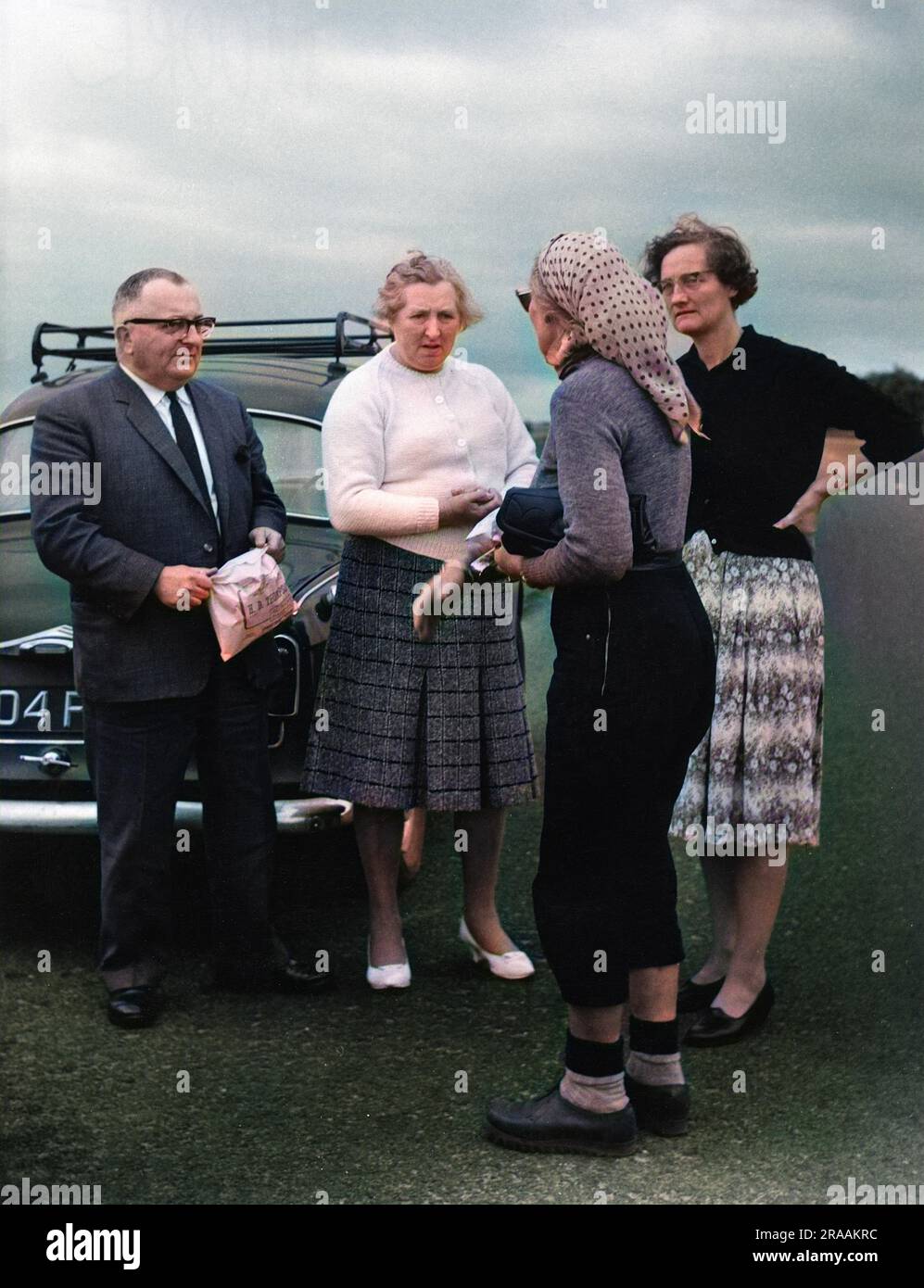 Dr. Barbara Moore (1903-1977), eine in Russland geborene Gesundheitsfreundin, während ihres Spaziergangs von John O'Groats nach Lands End. Hier in einem Schal, mit einem Mann und zwei Frauen unterwegs. Sie hat den Spaziergang in 23 Tagen beendet. Datum: 1960 Stockfoto