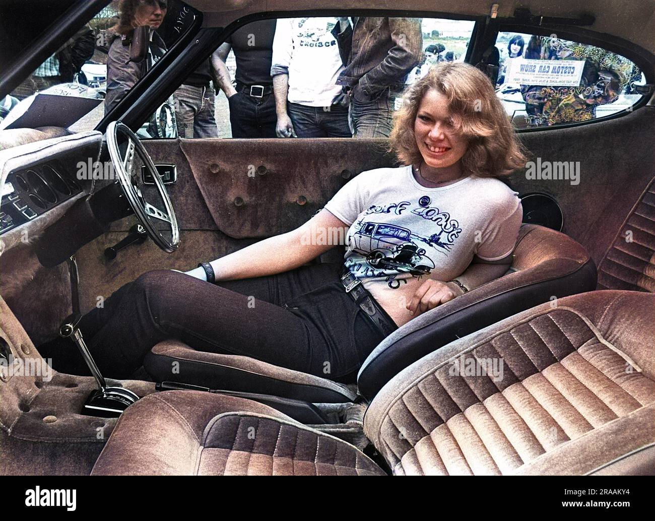 Junge Frau in einem Boss Mustang 302 auf der Custom Car Show, organisiert vom Hayle Surf Cruisers Club, Cornwall. Stockfoto