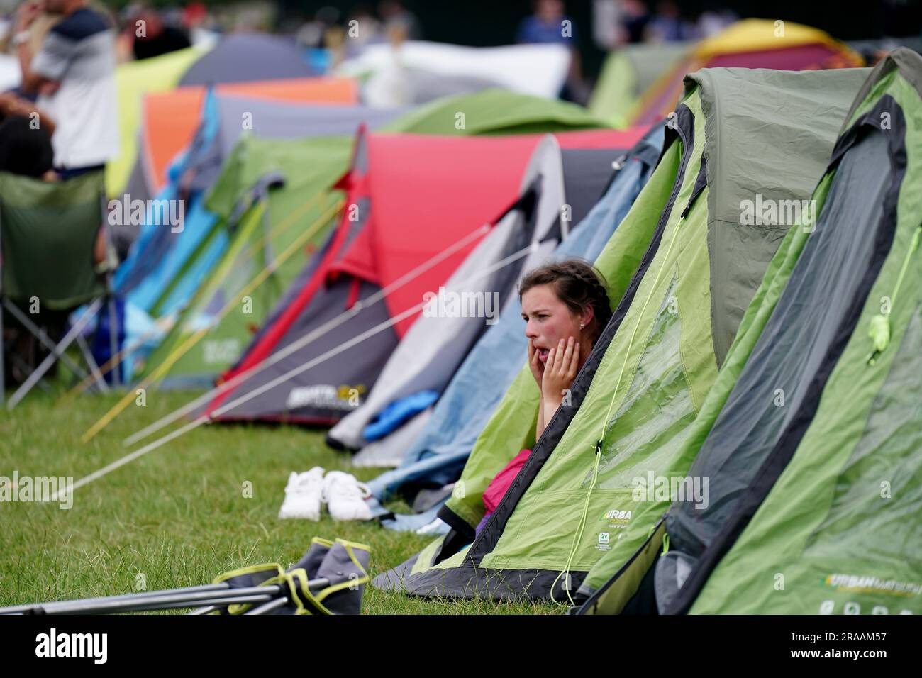 Vor den Meisterschaften, die am Montag beginnen, stehen Zuschauer im All England Lawn Tennis and Croquet Club in Wimbledon Schlange. Foto: Sonntag, 2. Juli 2023. Stockfoto