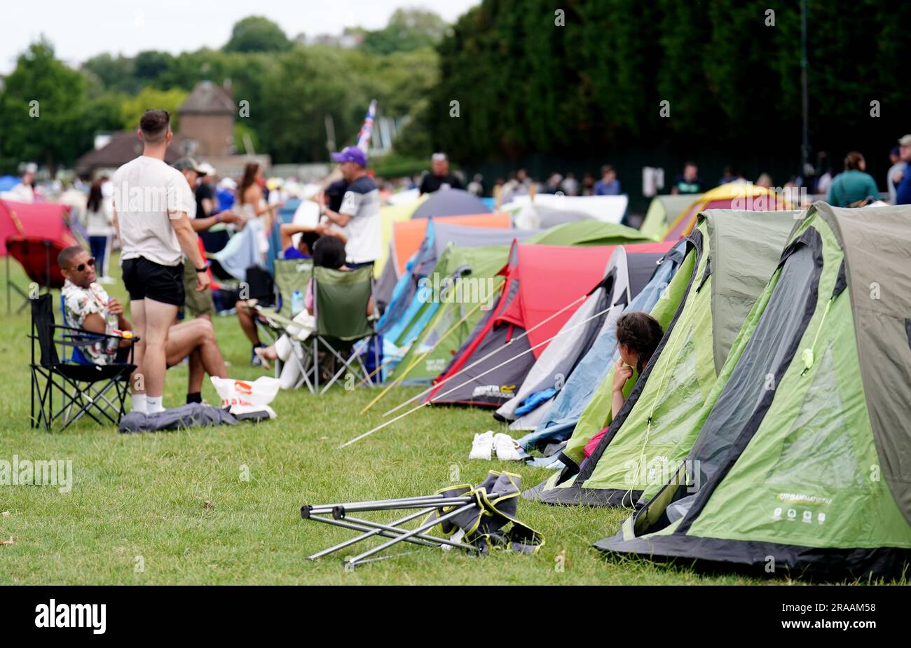 Vor den Meisterschaften, die am Montag beginnen, stehen Zuschauer im All England Lawn Tennis and Croquet Club in Wimbledon Schlange. Foto: Sonntag, 2. Juli 2023. Stockfoto