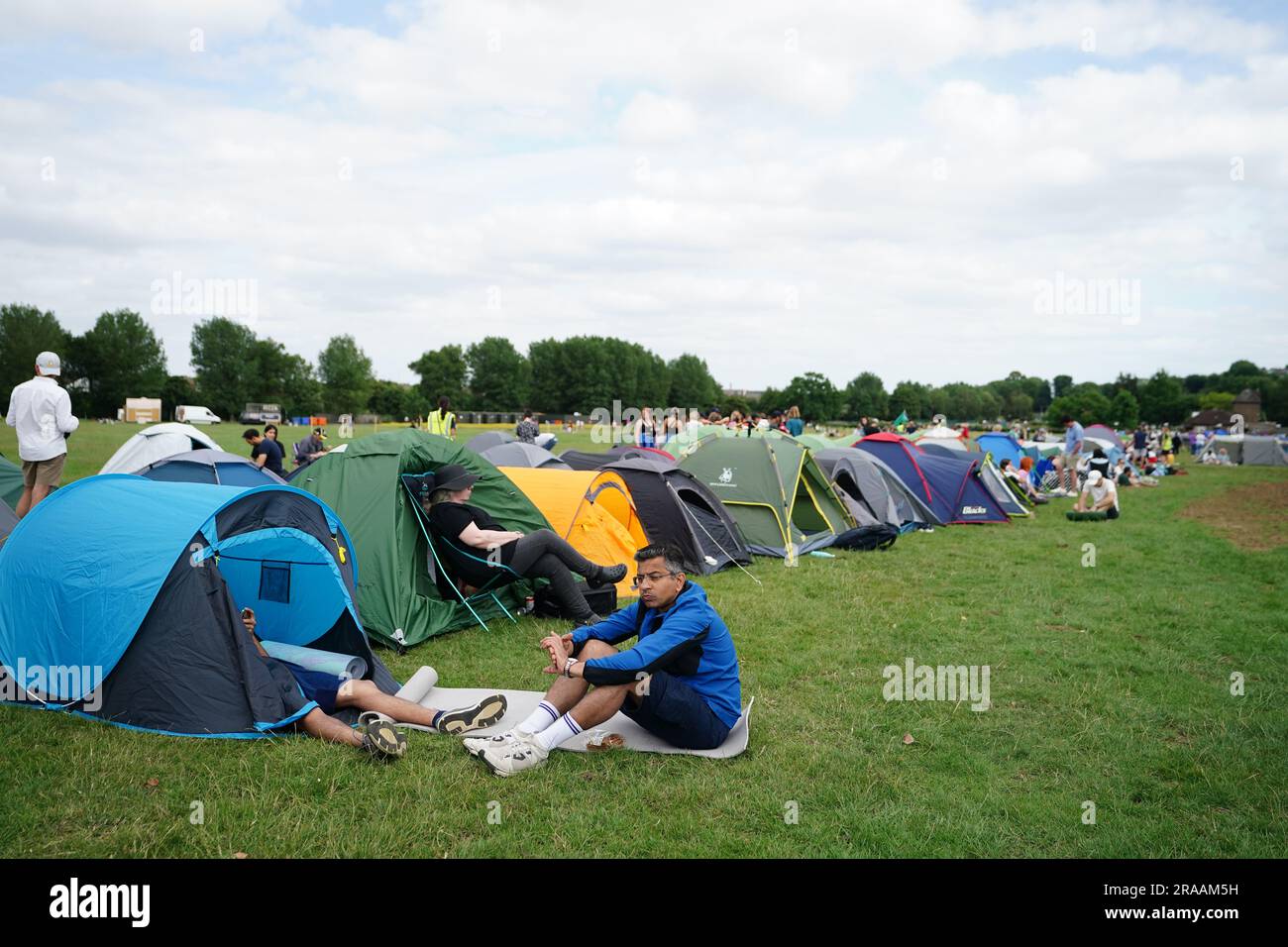 Vor den Meisterschaften, die am Montag beginnen, stehen Zuschauer im All England Lawn Tennis and Croquet Club in Wimbledon Schlange. Foto: Sonntag, 2. Juli 2023. Stockfoto