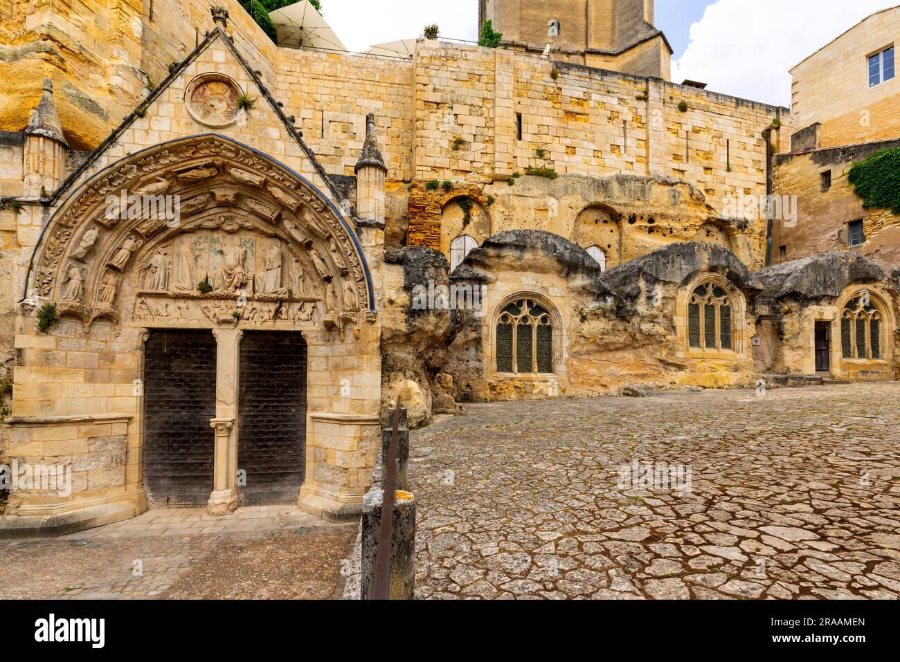 Die monolithische Kirche Saint-Emilion. Die monolithische Kirche ist eine unterirdische Kirche, die im frühen 12. Jahrhundert von gigantischen Ausmaßen erbaut wurde (38 Meter Stockfoto