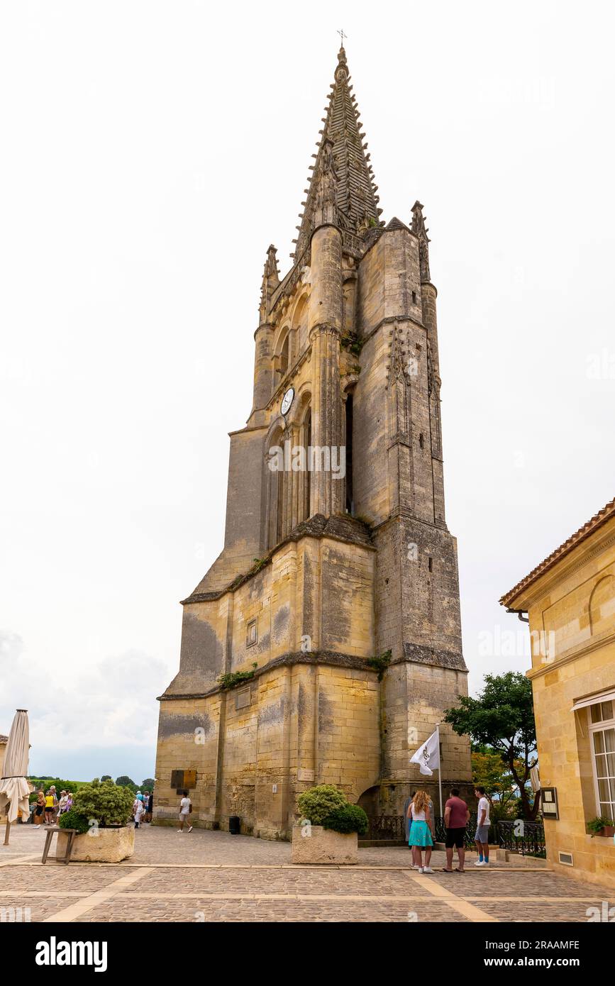 Glockenturm der monolithischen Kirche Saint-Emilion. Die monolithische Kirche ist eine unterirdische Kirche, die im frühen 12. Jahrhundert des gigantischen Profis errichtet wurde Stockfoto