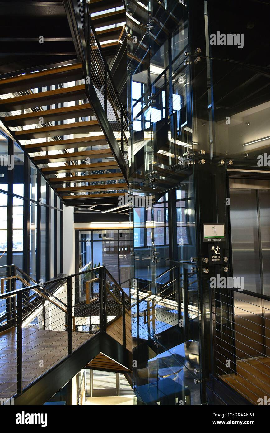 Modernes Bürogebäude, Aufzug und Treppenarchitektur Stockfoto