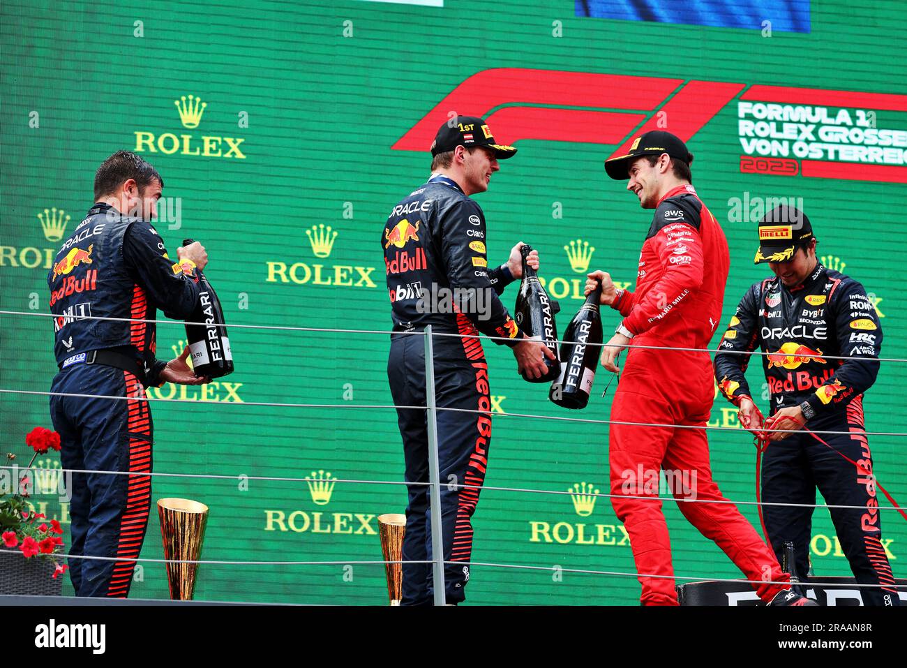 Spielberg, Österreich. 02. Juli 2023. Der Rennsieger Max Verstappen (NLD) Red Bull Racing (Centre) feiert mit Phil Turner (GBR) Red Bull Racing Chief Mechanic (links) und Charles Leclerc (MON) Ferrari auf dem Podium. Formel-1-Weltmeisterschaft, Rd 10, Österreichischer Grand Prix, Sonntag, 2. Juli 2023. Spielberg, Österreich. Kredit: James Moy/Alamy Live News Stockfoto