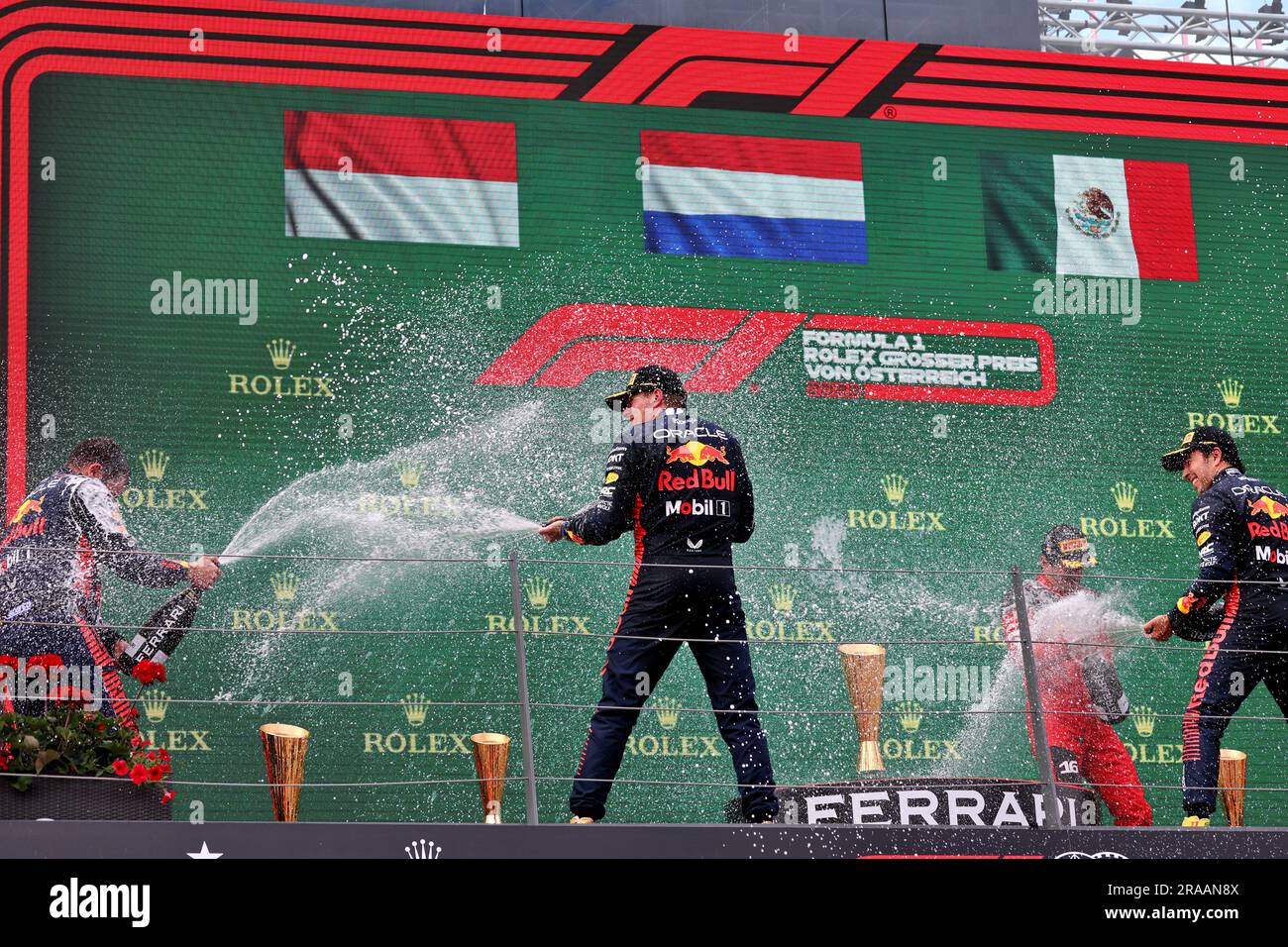 Spielberg, Österreich. 02. Juli 2023. Der Rennsieger Max Verstappen (NLD) Red Bull Racing feiert mit Phil Turner (GBR) Red Bull Racing Chief Mechanic auf dem Podium. Formel-1-Weltmeisterschaft, Rd 10, Österreichischer Grand Prix, Sonntag, 2. Juli 2023. Spielberg, Österreich. Kredit: James Moy/Alamy Live News Stockfoto