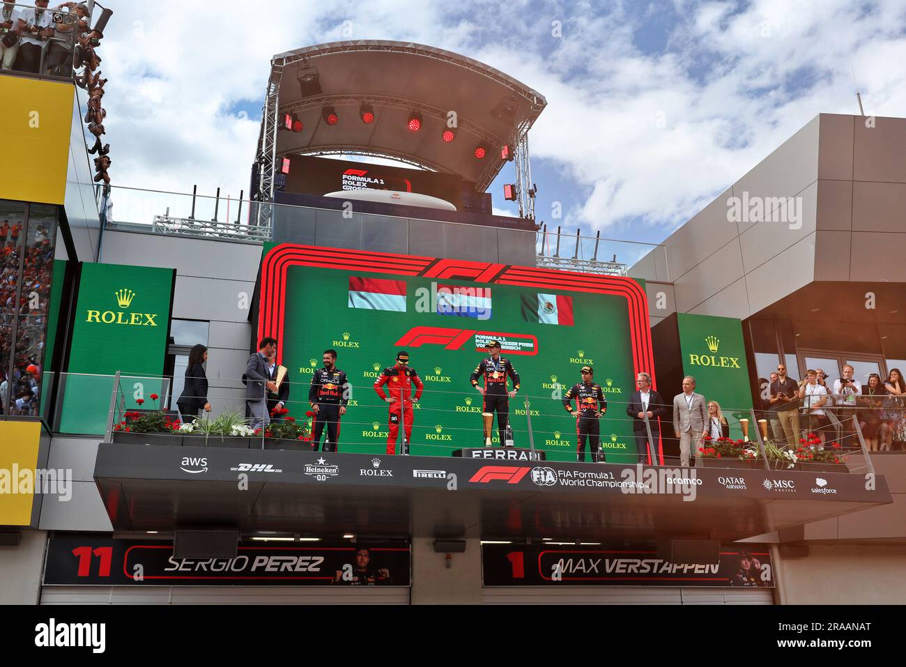 Spielberg, Österreich. 02. Juli 2023. Podium (L bis R): Mark Webber (AUS) Channel 4 Presenter; Phil Turner (GBR) Red Bull Racing Chief Mechanic; Charles Leclerc (MON) Ferrari, Zweiter; Max Verstappen (NLD) Red Bull Racing, Rennsieger; Sergio Perez (MEX) Red Bull Racing, Dritter. Formel-1-Weltmeisterschaft, Rd 10, Österreichischer Grand Prix, Sonntag, 2. Juli 2023. Spielberg, Österreich. Kredit: James Moy/Alamy Live News Stockfoto