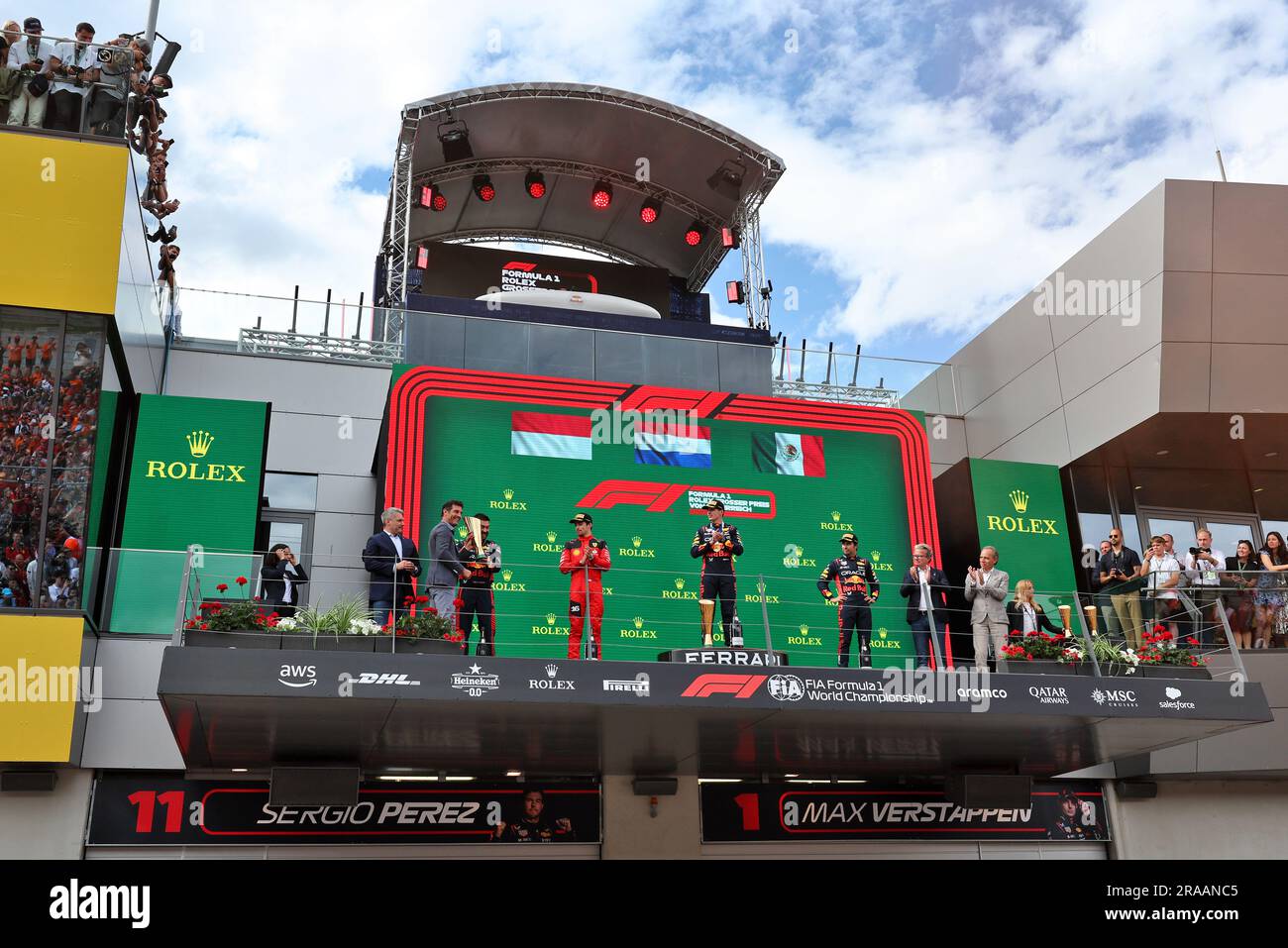 Spielberg, Österreich. 02. Juli 2023. Podium (L bis R): Mark Webber (AUS) Channel 4 Presenter; Phil Turner (GBR) Red Bull Racing Chief Mechanic; Charles Leclerc (MON) Ferrari, Zweiter; Max Verstappen (NLD) Red Bull Racing, Rennsieger; Sergio Perez (MEX) Red Bull Racing, Dritter. Formel-1-Weltmeisterschaft, Rd 10, Österreichischer Grand Prix, Sonntag, 2. Juli 2023. Spielberg, Österreich. Kredit: James Moy/Alamy Live News Stockfoto