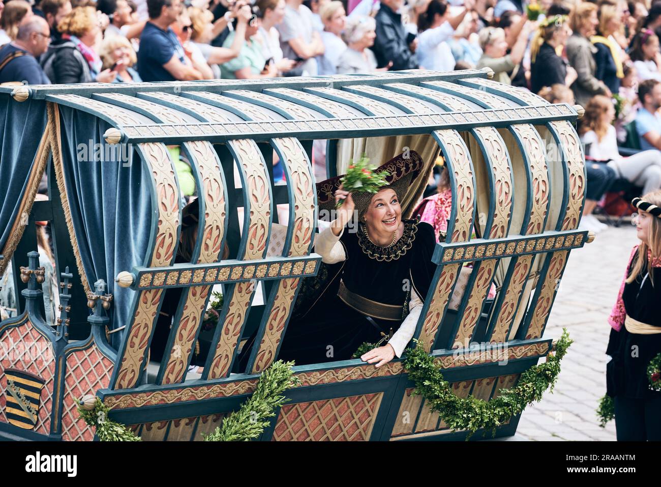 Landshut, Deutschland. 02. Juli 2023. Bei der Landshut Wedding geht die historische Prozession durch die Stadt. Tausende Besucher jubelten, während Braut und Bräutigam durch die herrlich dekorierte Altstadt zogen. Das mittelalterliche historische Spektakel stellt die Ehe der polnischen Prinzessin Hedwig mit dem Reichen von Bayern-Landshut wieder her. Kredit: Tobias C. Köhler/dpa/Alamy Live News Stockfoto