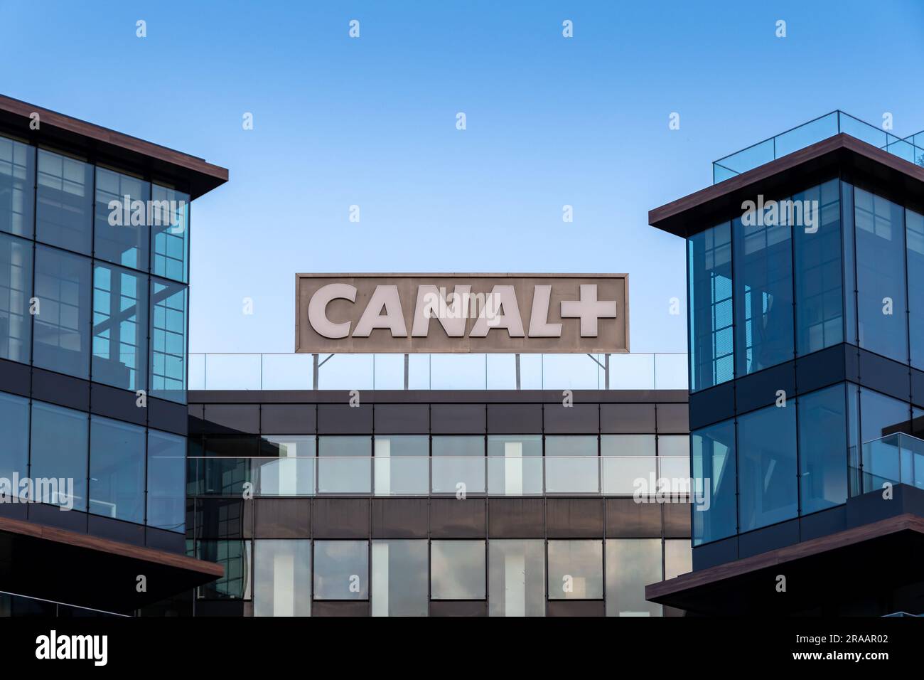 Zeichen und Logo auf dem Hauptgebäude von Canal+, einem privaten französischen Pay-TV-Kanal von allgemeinem Interesse, der sich auf Kino und Sport konzentriert Stockfoto