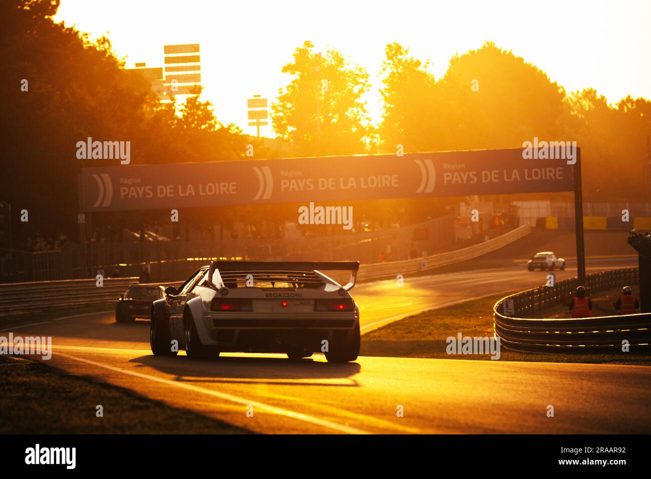 Le Mans, Frankreich. 02. Juli 2023. 06 HINDERER (¥), HINDERER (ger), BMW M1 Procar 1979, Action, Sunrise during the Le Mans Classic 2023 vom 1. Bis 3. Juli 2023 auf dem Circuit des 24 Heures du Mans, in Le Mans, Frankreich - Photo Damien Saulnier/DPPI Credit: DPPI Media/Alamy Live News Stockfoto