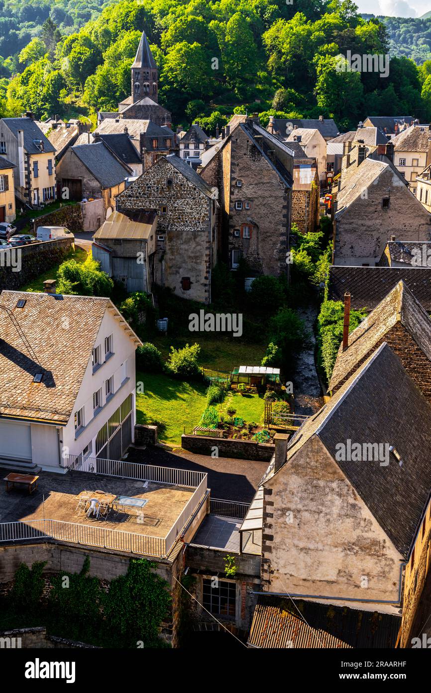 Erhöhte Aussicht auf die kleine Stadt Rochefort-Montagne, Frankreich. Rochefort-Montagne ist eine Gemeinde im Departement Puy-de-Dôme in der Auvergne in Mittelfrankreich. Stockfoto