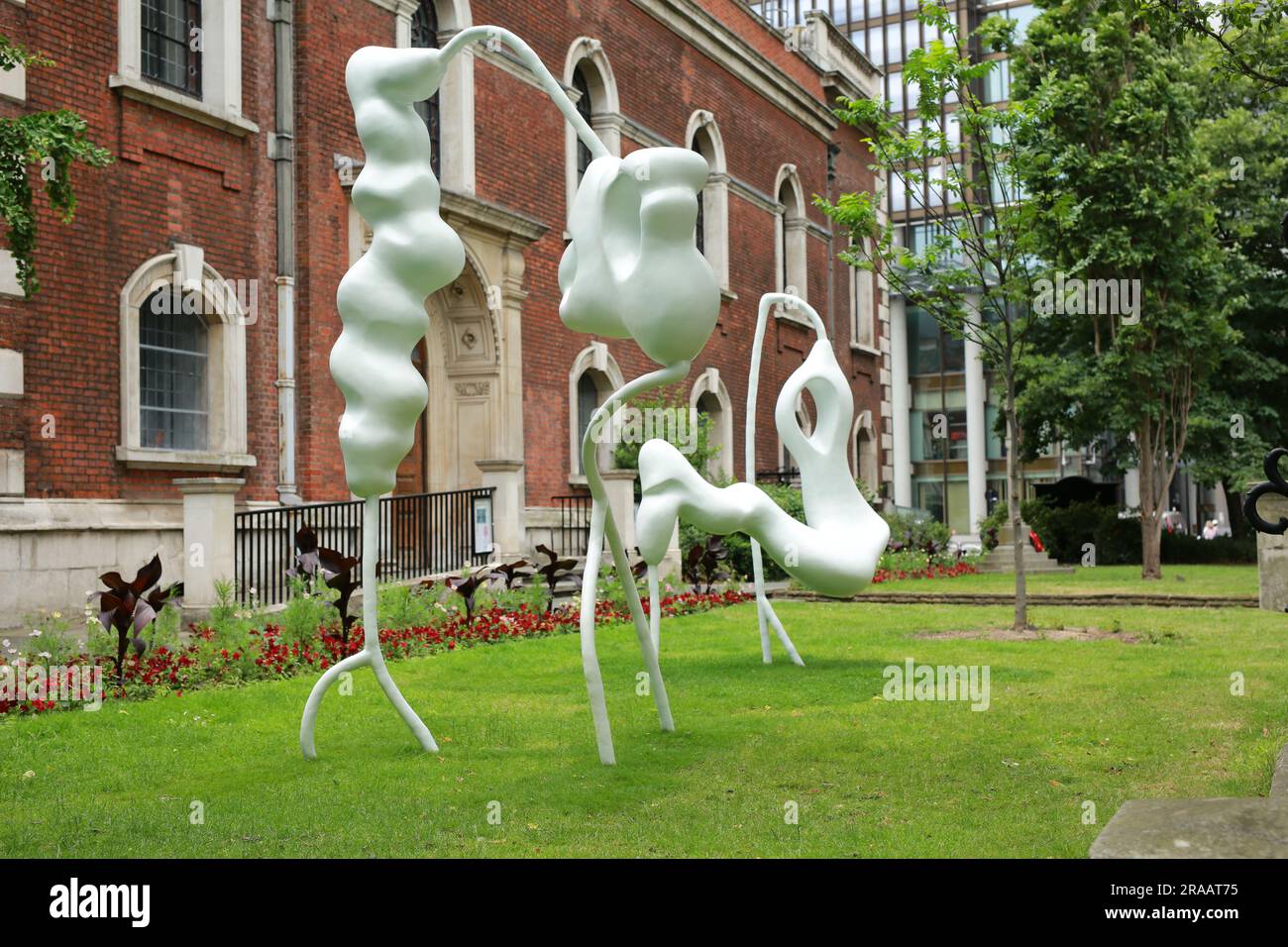 London, Großbritannien. 02. Juli 2023 Skulptur in der Stadt. Skulptur „Muamba Grove“ von Vanessa da Silva in den St. Botolph-without-Bishopsgate Gardens. Kredit: Waldemar Sikora/Alamy Live News Stockfoto