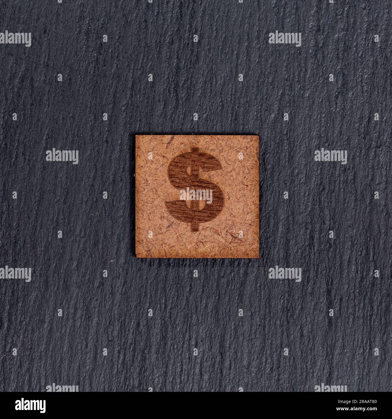 Dollarzeichen In Quadratischen Holzfliesen - Symbol $ Auf Schwarzem Steinhintergrund. Stockfoto