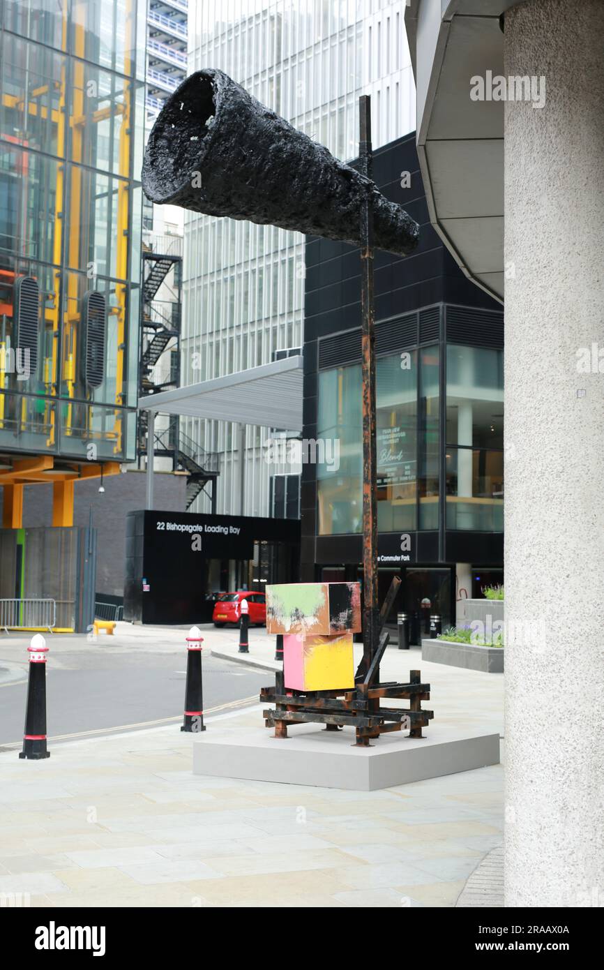 London, Großbritannien. 02. Juli 2023 Skulptur in der Stadt. Skulptur „Untitled: Megaphone“ von Phyllida Barlow auf Undershaft. Kredit: Waldemar Sikora/Alamy Live News Stockfoto