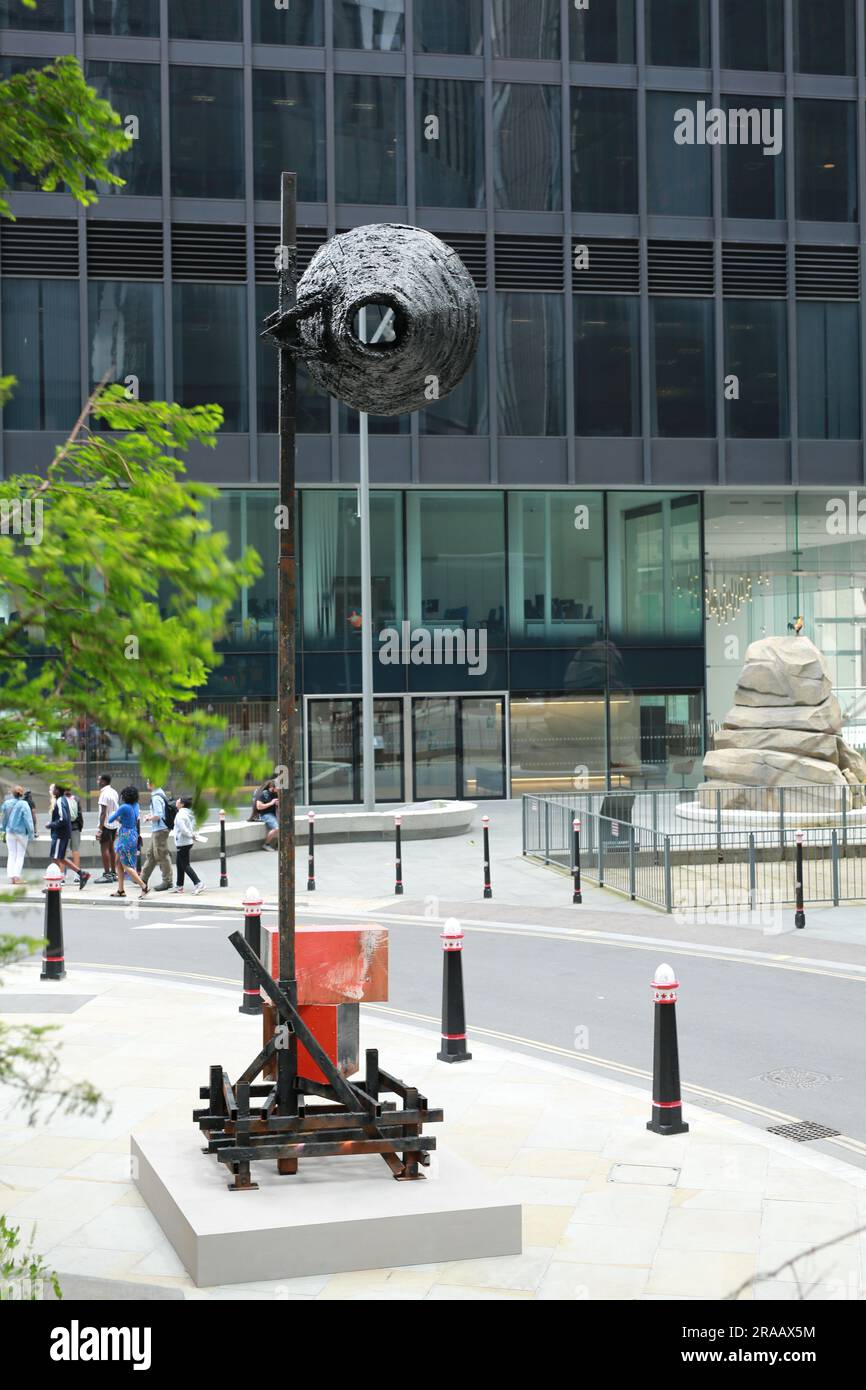 London, Großbritannien. 02. Juli 2023 Skulptur in der Stadt. Skulptur „Untitled: Megaphone“ von Phyllida Barlow auf Undershaft. Kredit: Waldemar Sikora/Alamy Live News Stockfoto