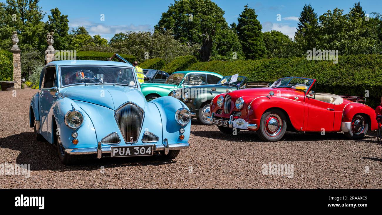 East Lothian, Schottland, Vereinigtes Königreich, 2. Juli 2023. Räder von gestern: Die jährliche Joggingtour der Scottish Association of Vehicles führt Besitzer von Oldtimern durch die Landschaft zu den malerischen Landschaften des Lennoxlove House. Abbildung: Ein alter 1953 Healey Tickford und 1951 Jowett Jupiter. Kredit: Sally Anderson/Alamy Live News Stockfoto
