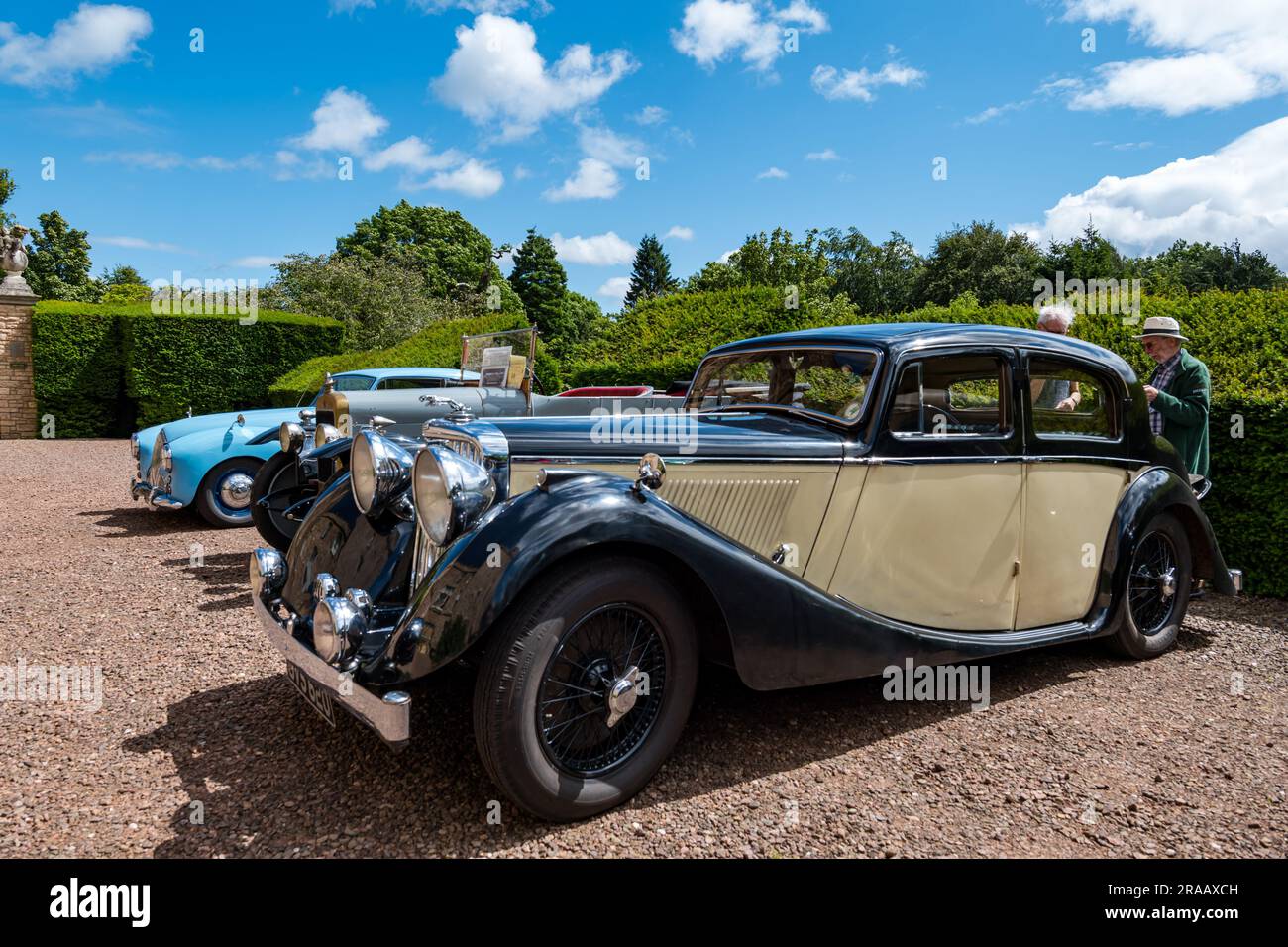 East Lothian, Schottland, Vereinigtes Königreich, 2. Juli 2023. Räder von gestern: Die jährliche Joggingtour der Scottish Association of Vehicles führt Besitzer von Oldtimern durch die Landschaft zu den malerischen Landschaften des Lennoxlove House. Abbildung: Ein altes 1951 Lagonda Drophead-Auto. Kredit: Sally Anderson/Alamy Live News Stockfoto