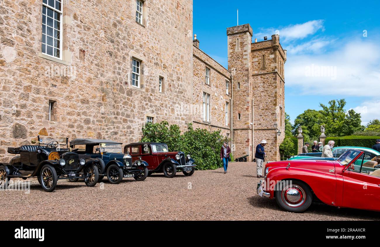 East Lothian, Schottland, Vereinigtes Königreich, 2. Juli 2023. Räder von gestern: Die jährliche Joggingtour der Scottish Association of Vehicles führt Besitzer von Oldtimern durch die Landschaft zu den malerischen Landschaften des Lennoxlove House. Abbildung: Enthusiasten bewundern die alten Autos. Kredit: Sally Anderson/Alamy Live News Stockfoto