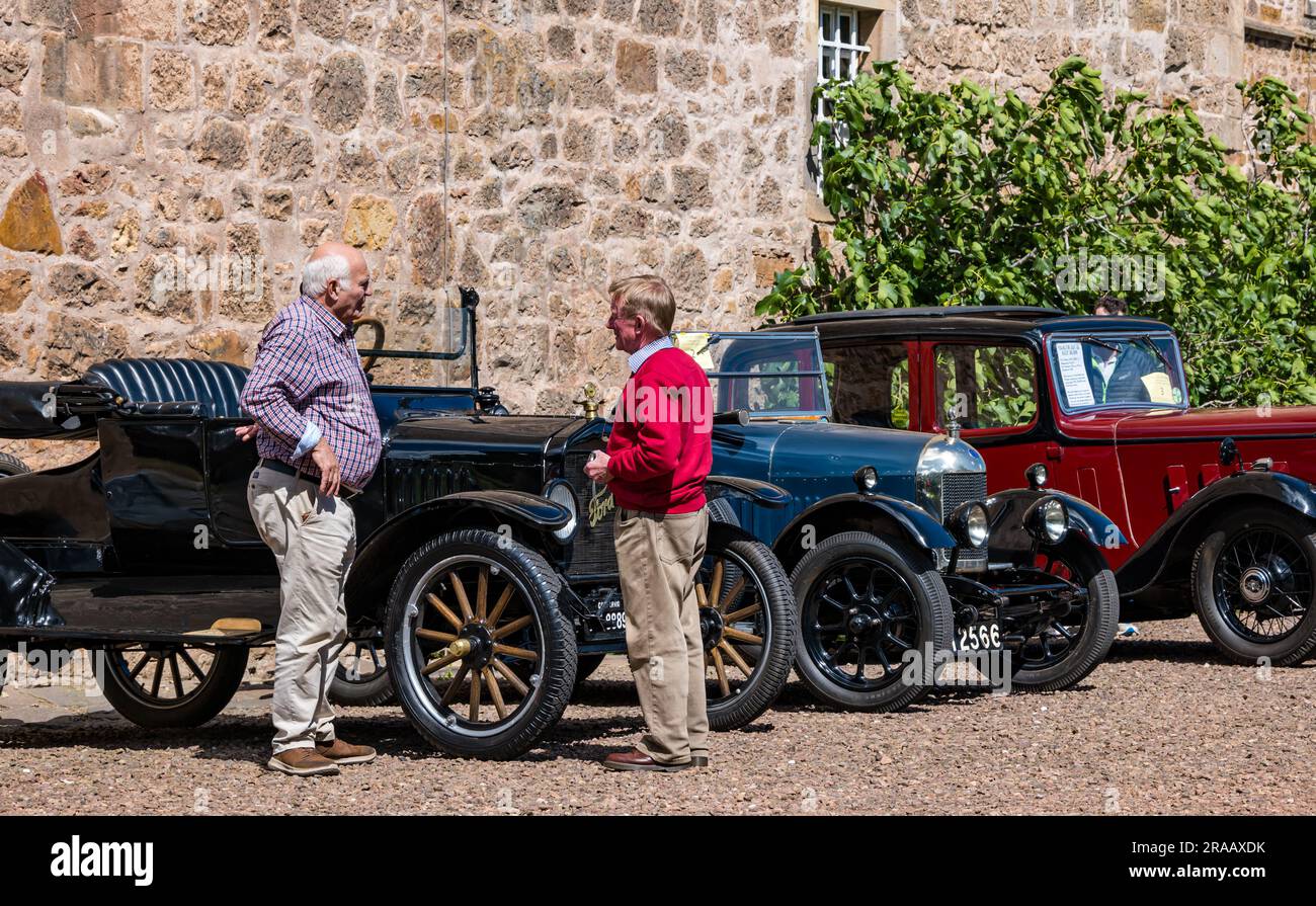 East Lothian, Schottland, Vereinigtes Königreich, 2. Juli 2023. Räder von gestern: Die jährliche Joggingtour der Scottish Association of Vehicles führt Besitzer von Oldtimern durch die Landschaft zu den malerischen Landschaften des Lennoxlove House. Abbildung: Enthusiasten bewundern die alten Autos. Kredit: Sally Anderson/Alamy Live News Stockfoto